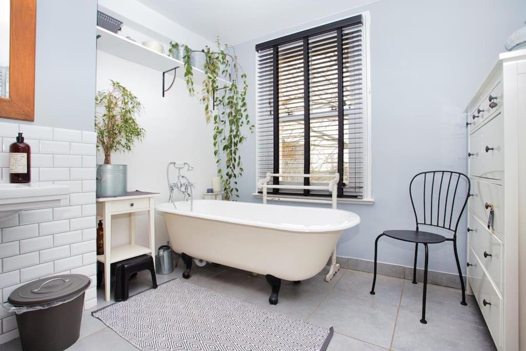 Restful And Cosy 4 Bed Home Minutes From The Beach Sandgate Ngoại thất bức ảnh
